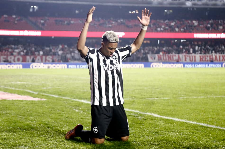 Jordan Barrera comemorando gol pelo Botafogo