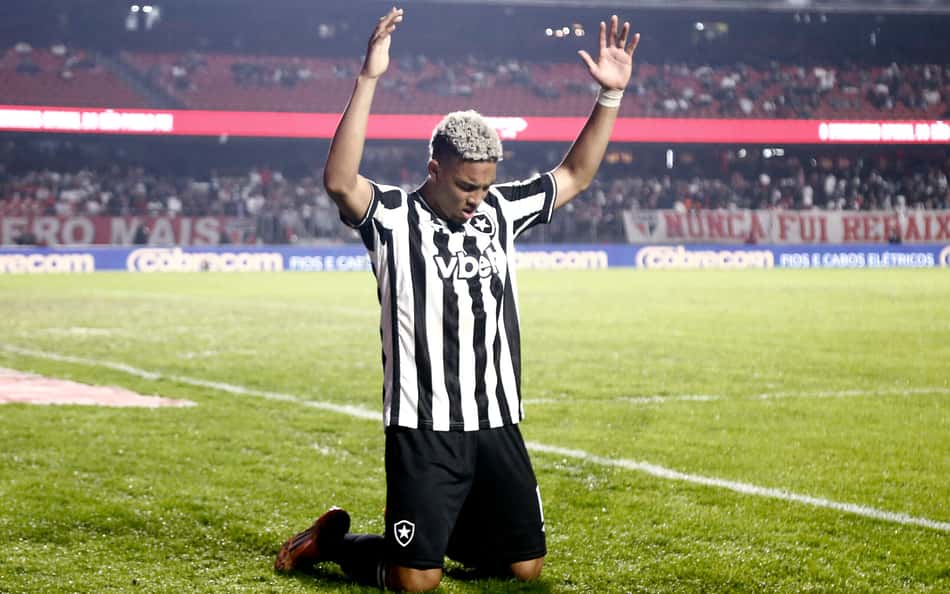 Jordan Barrera aproveita oportunidade no Botafogo e ganha pontos com Franclim Carvalho