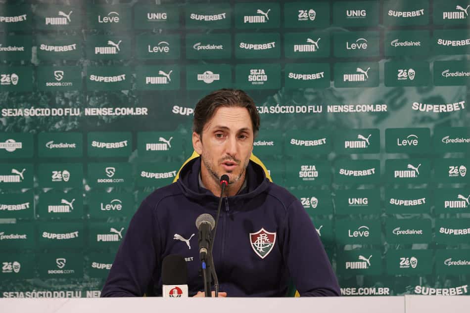 Zubeldía em coletiva pelo Fluminense (Foto: Lucas Merçon/ Fluminense FC)