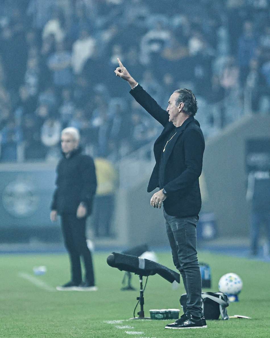 Cuca durante partida entre o Grêmio e o Santos, em Porto Alegre. (Foto: Raul Baretta/ Santos FC)