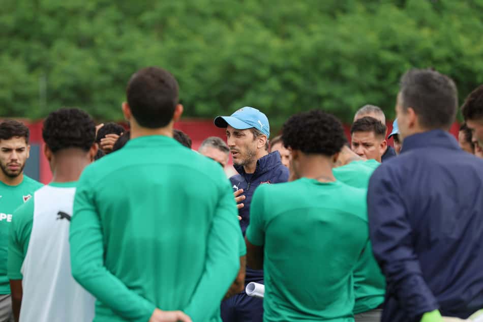 Zubeldía conversa com os jogadores do Fluminense no treino (Foto: Lucas Merçon/ Fluminense FC)