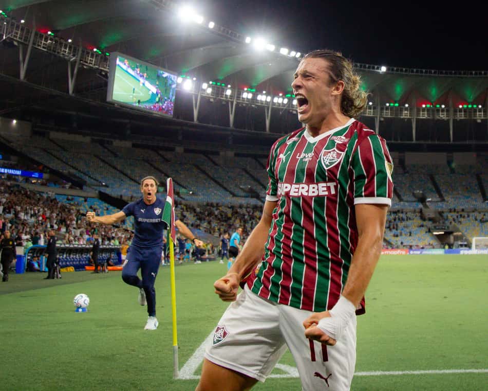 Zubeldía corre atrás de Canobbio para comemorar o gol do Fluminense (Foto: Marcelo Gonçalves/ Fluminense FC)