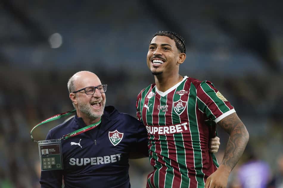 John Kennedy comemora vitória do Fluminense com Filé (Foto: Lucas Merçon/ Fluminense FC)