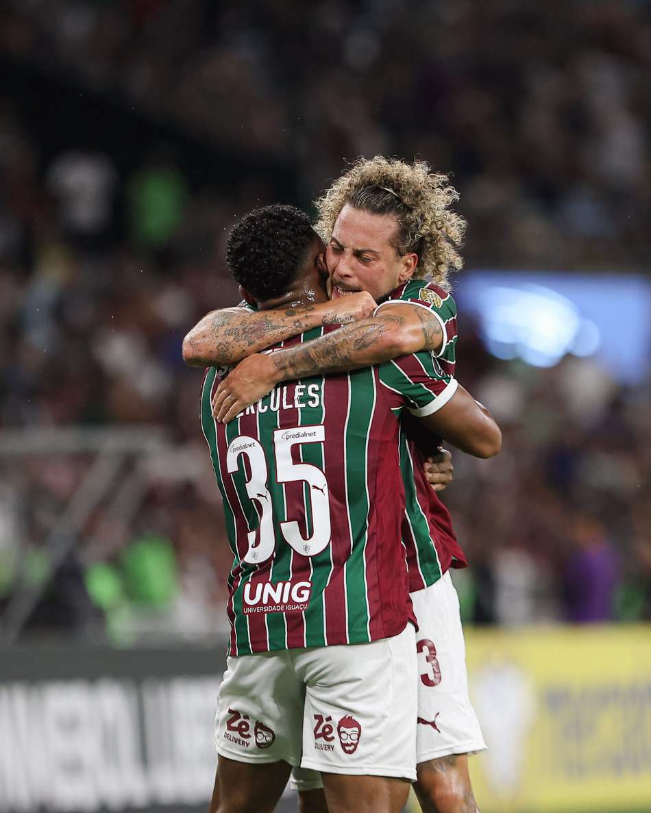 Guga e Hércules comemoram gol do Fluminense (Foto: Lucas Merçon/ Fluminense FC)