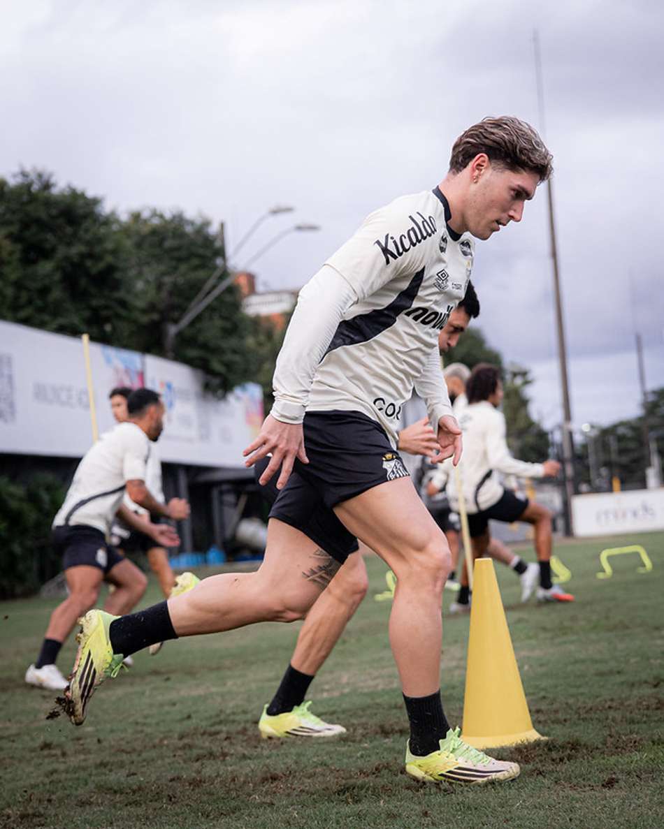 Rollheiser durante treino no CT Rei Pelé nesta sexta-feira (30). (Foto: Raul Baretta/ Santos FC)