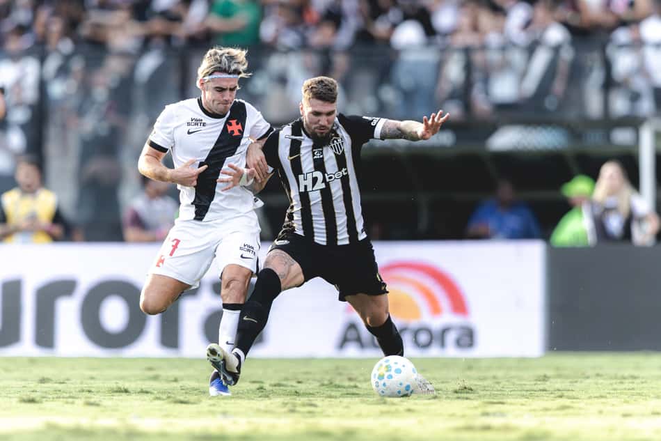 Spinelli, do Vasco, e Lyanco, do Atlético-MG, em disputa (Foto: Pedro Souza/Atlético-MG)