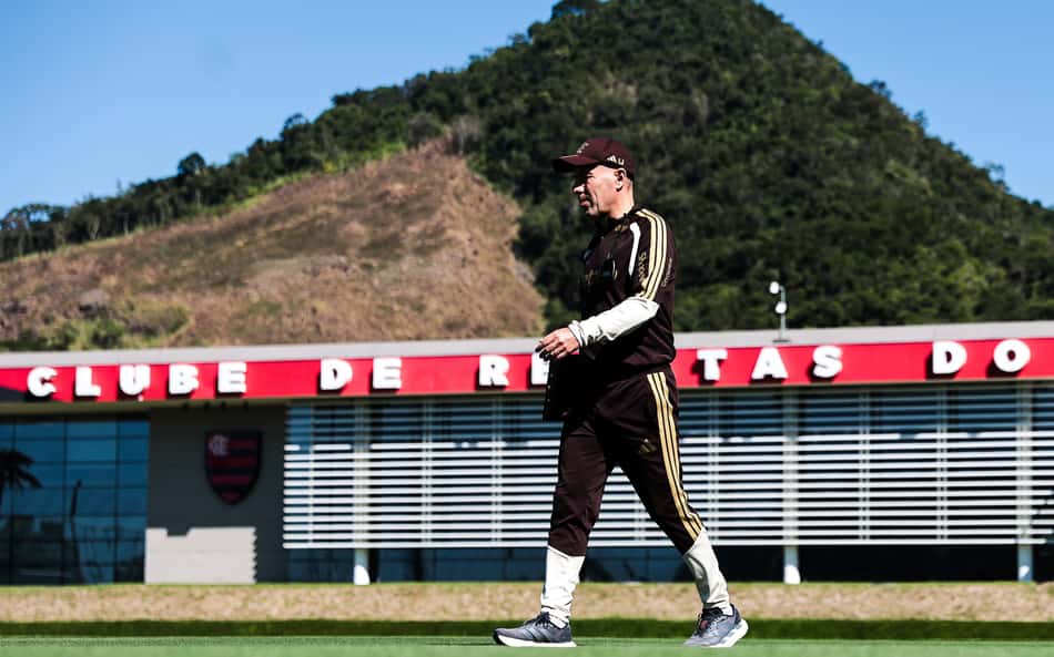 Leonardo Jardim durante treino no Ninho do Urubu (Foto: Gilvan de Souza/Flamengo)