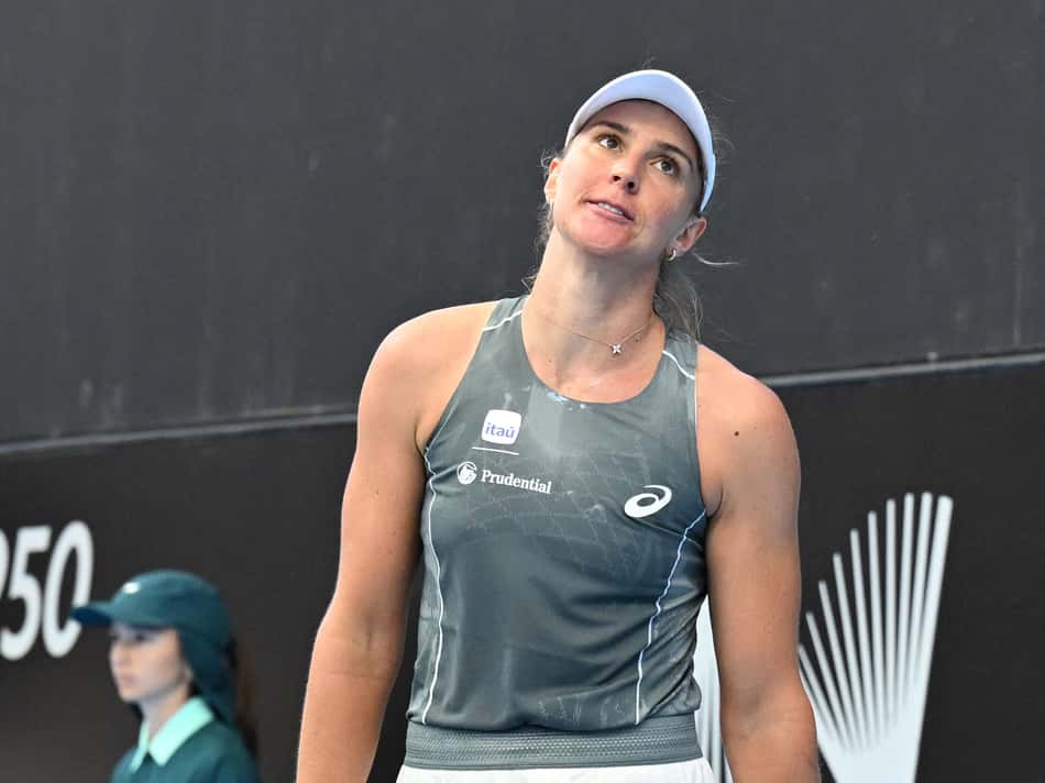 Bia Haddad reage durante partida de simples feminina contra a canadense Victoria Mboko no Adelaide International 2026, em Adelaide, em 12 de janeiro de 2026. (Foto: Michael ERREY/AFP)