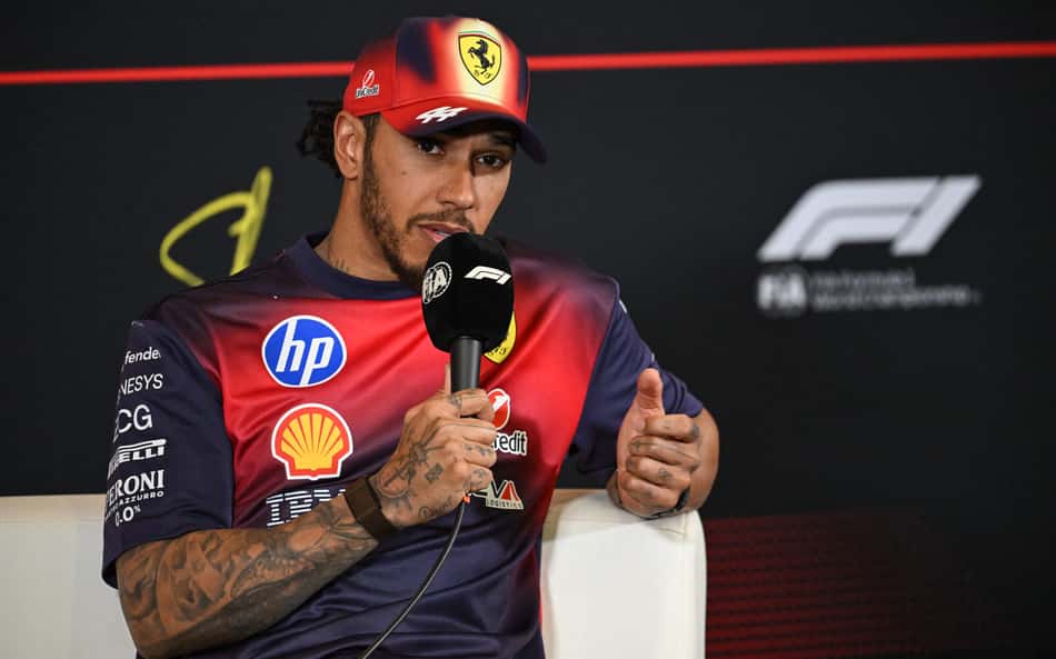 Lewis Hamilton participa de entrevista coletiva após terminar em terceiro lugar no GP da China de Fórmula 1, em 15 de março de 2026 (Foto: Jade Gao/AFP)