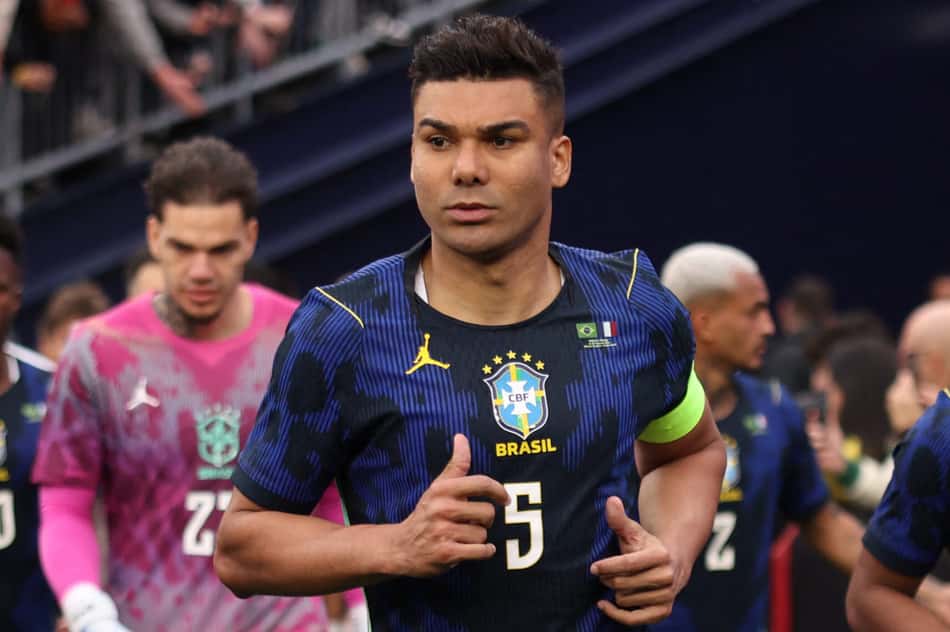 casemiro com a camisa azul da seleção brasileira