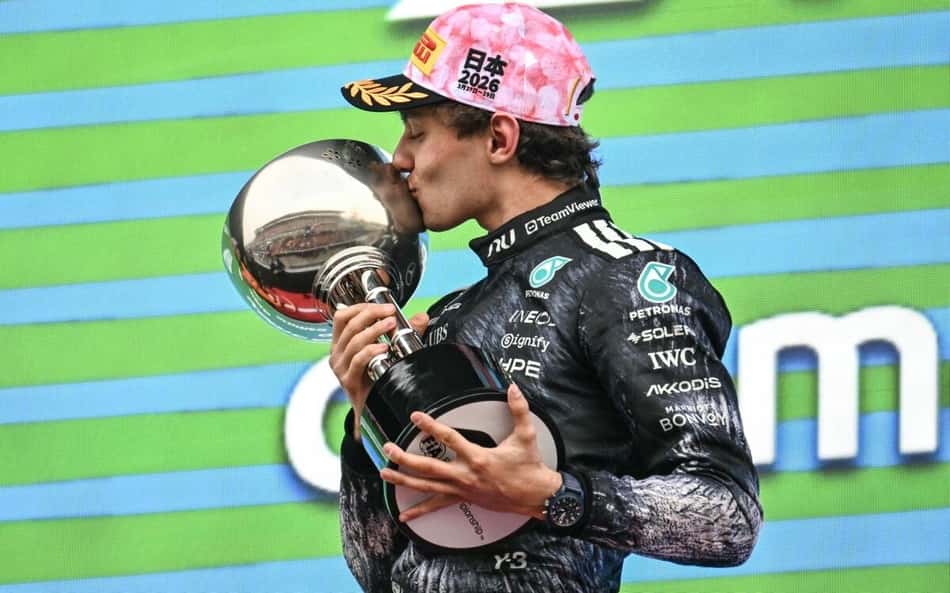 Italiano Kimi Antonelli, da Mercedes, beija o troféu da vitória no GP do Japão de Fórmula 1 (Foto: Philip FONG / AFP)