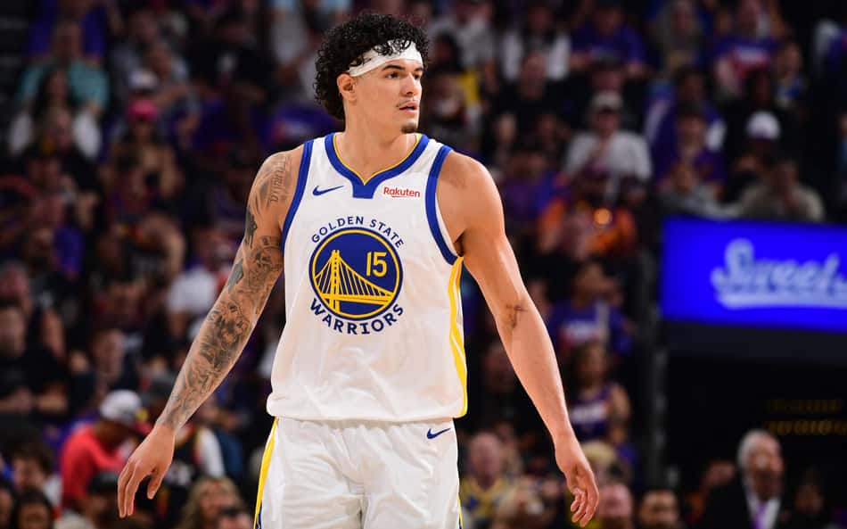 O brasileiro Gui Santos, do Golden State Warriors, observa o jogo contra o Phoenix Suns pelo Play-In. (Foto: Kate Frese/Nbae/Getty Images/Afp)