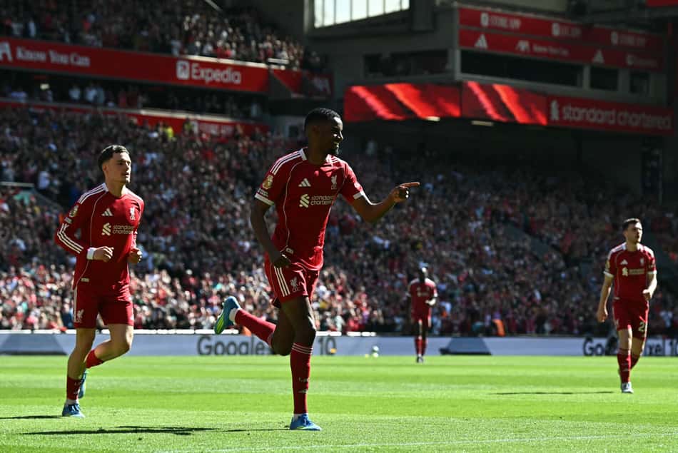 Isak celebra gol contra o Crystal Palace em Anfield, pela Premier League. (Foto: Paul Ellis/AFP)