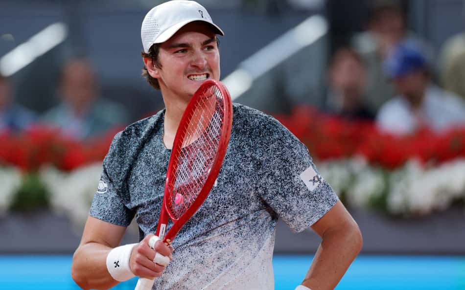João Fonseca reage em partida contra Rafael Jodar no Masters 1000 de Madri. (Foto: Thomas Coex/AFP)
