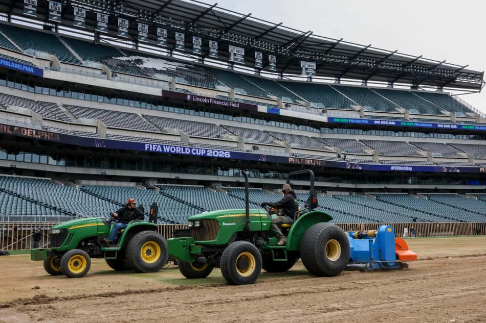 Trabalhadores preparam o campo do Lincoln Financial Field, sede da Copa de 2026, na Filadélfia. (Foto: Angela Weiss/AFP)