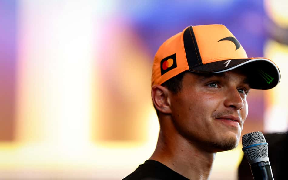 Lando Norris fala durante evento de golfe da McLaren em Coconut Grove, na Flórida. (Foto: Cliff Hawkins/Getty Images/AFP)