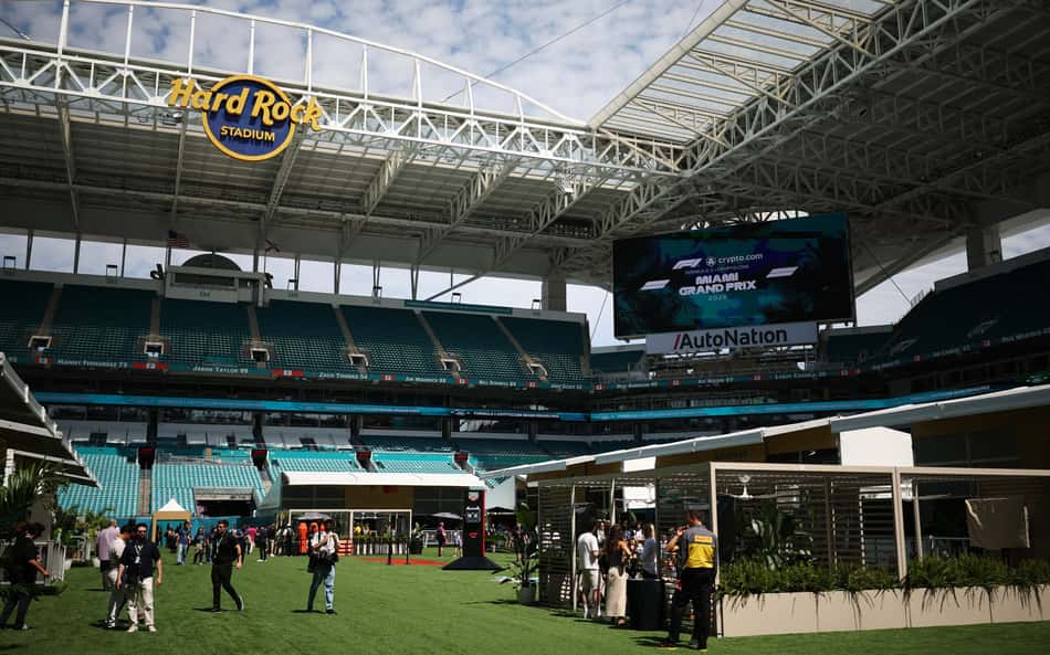 Vista do Paddock no Hard Rock Stadium antes do GP de Miami de F1, na Flórida. (Foto: Chris Graythen/Getty Images/AFP)