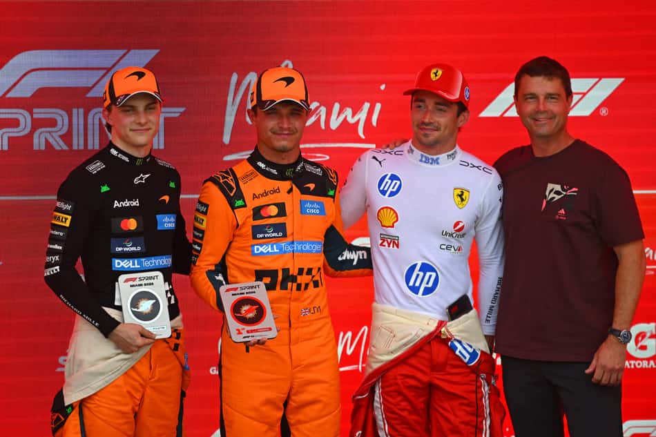 Astronauta da missão Artemis II, Reid Wiseman posa para foto com Norris, Piastri e Leclerc (Foto: RUDY CAREZZEVOLI / GETTY IMAGES)