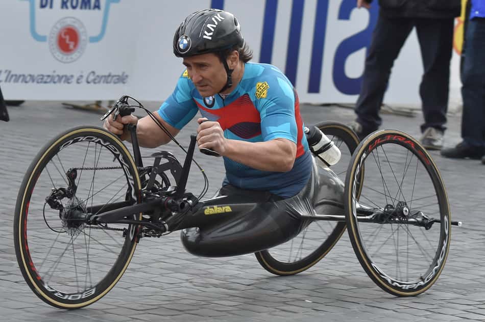 Alex Zanardi participa da 23ª Maratona de Roma, em 2017. O ícone do esporte faleceu aos 59 anos. (Foto: Andreas solaro/afp)
