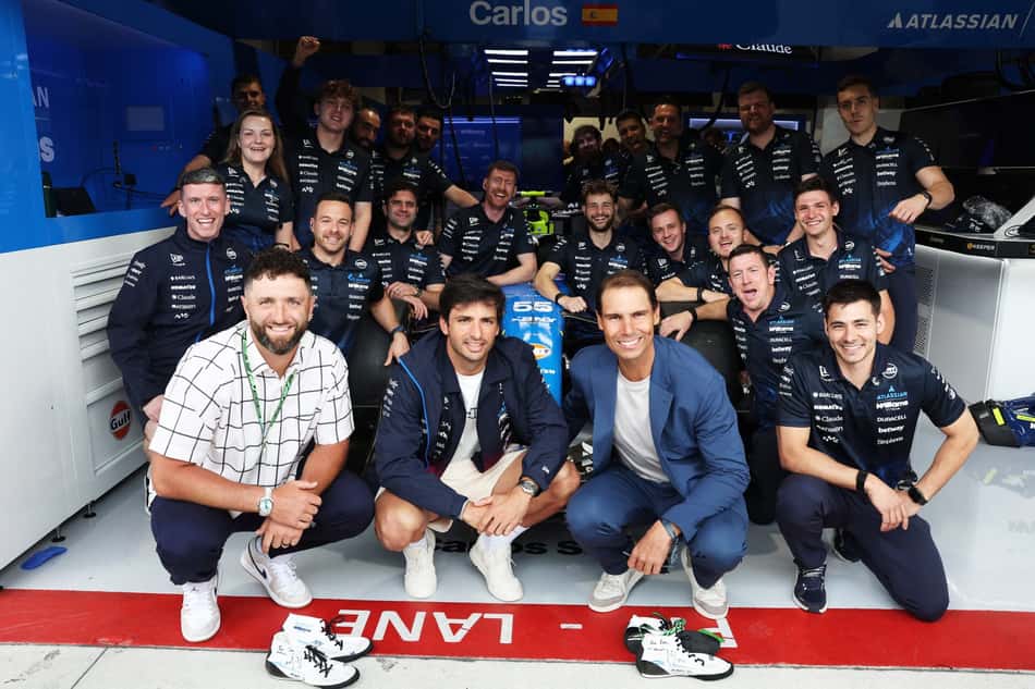 Rafael Nadal em registro com Carlos Sainz e a equipe da Williams (Foto: PETER FOX / GETTY IMAGES)