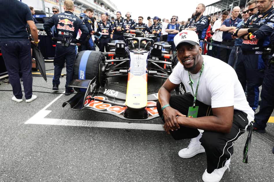 Bam Adebayo ao lado do carro da Red Bull (Foto: MARK THOMPSON / GETTY IMAGES)