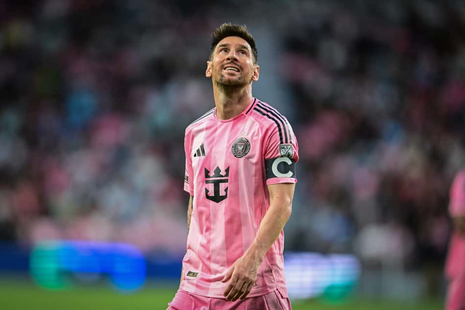 Messi observa partida entre Inter Miami e Orlando City pela MLS, no NU Stadium, em Miami. (Foto: Giorgio Viera/AFP)