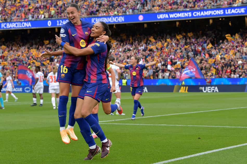 Jogadoras do Barcelona se abraçando em campo