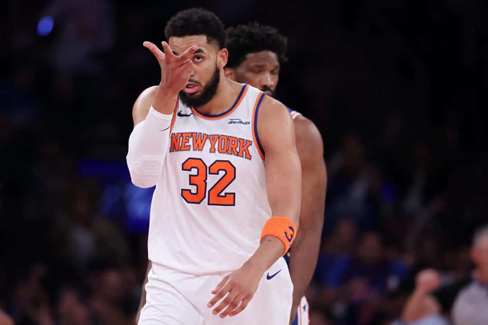 Karl-Anthony Towns, do New York Knicks, reage após converter uma cesta de três pontos contra o Philadelphia 76ers no jogo um da segunda rodada dos playoffs da Conferência Leste (Foto: Al bello/Getty images/Afp)