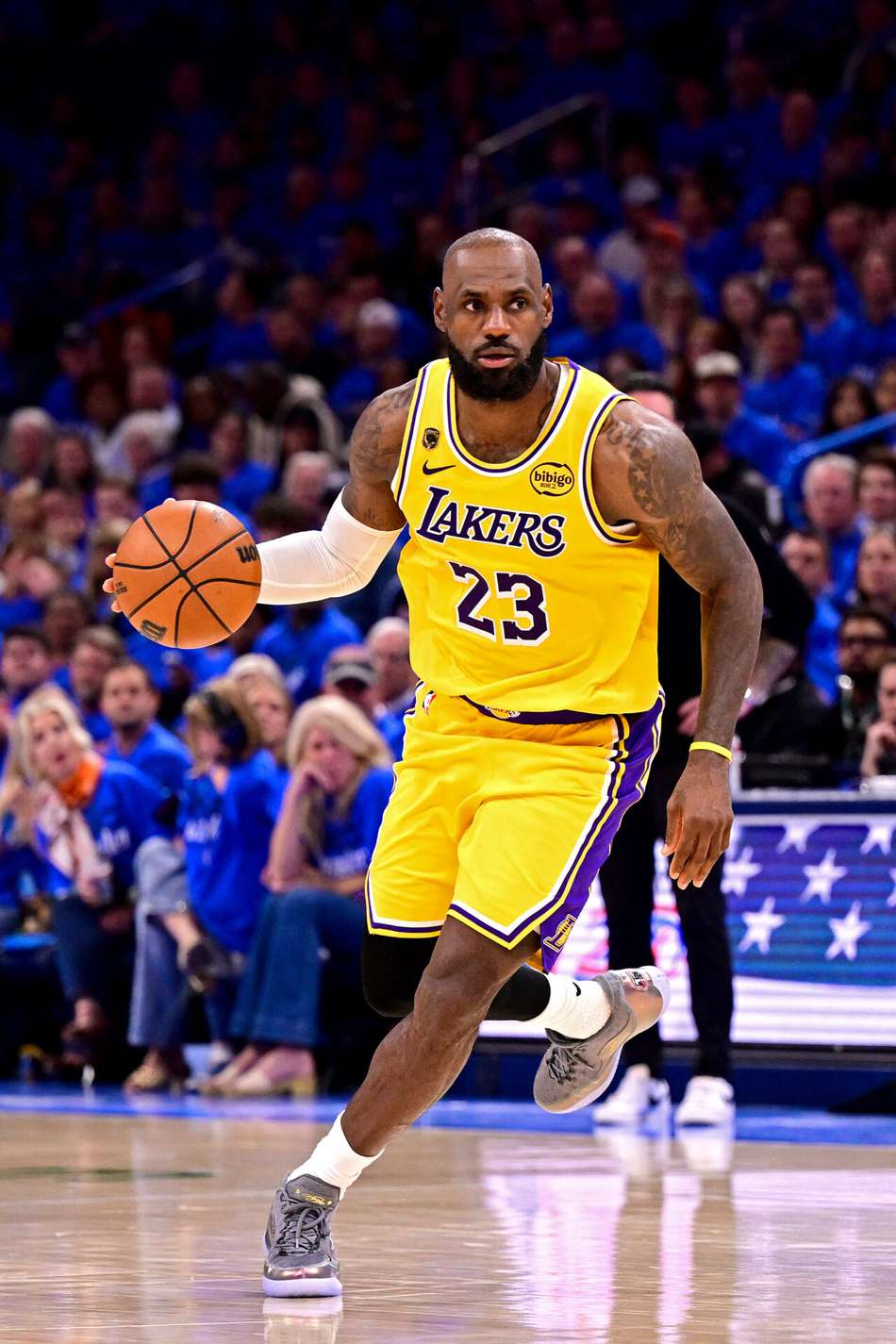 LeBron James em ação na semifinal da Conferência Oeste da NBA 2025/26 (Foto: JOSHUA GATELEY / GETTY IMAGES)