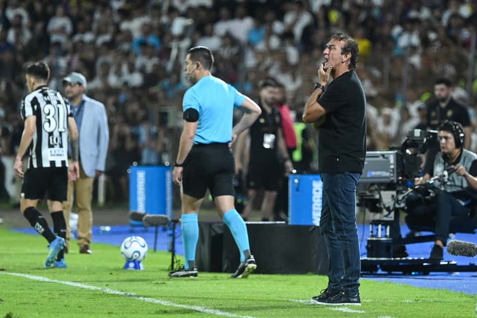 Cuca comanda o Santos no duelo contra o Deportivo Recoleta, no Paraguai. (Foto: Daniel Duarte/ AFP)