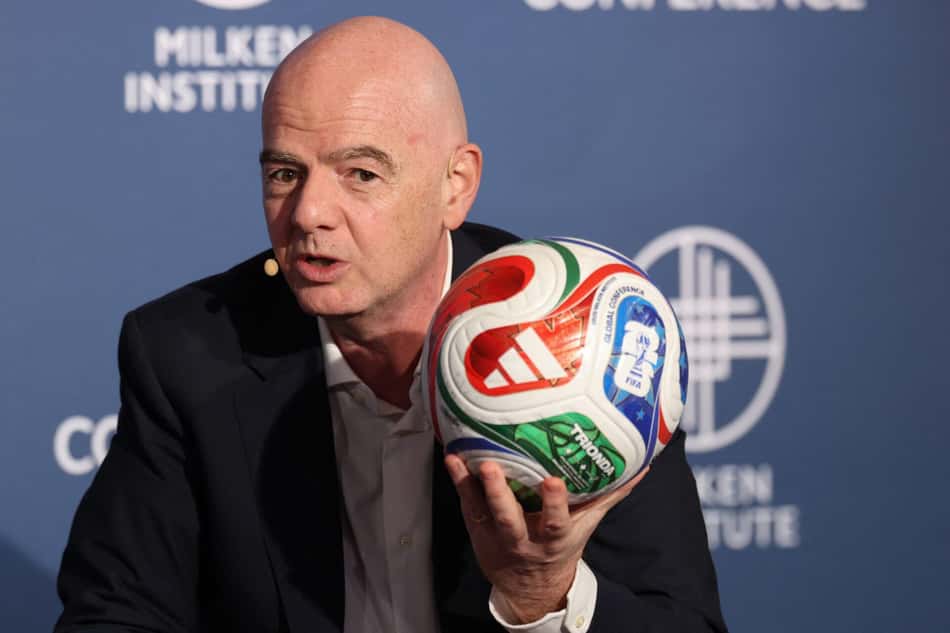 Gianni Infantino, presidente da FIFA, discursa na Conferência Global do Milken Institute em Beverly Hills, Califórnia. (Foto: Patrick T. Fallon/AFP)