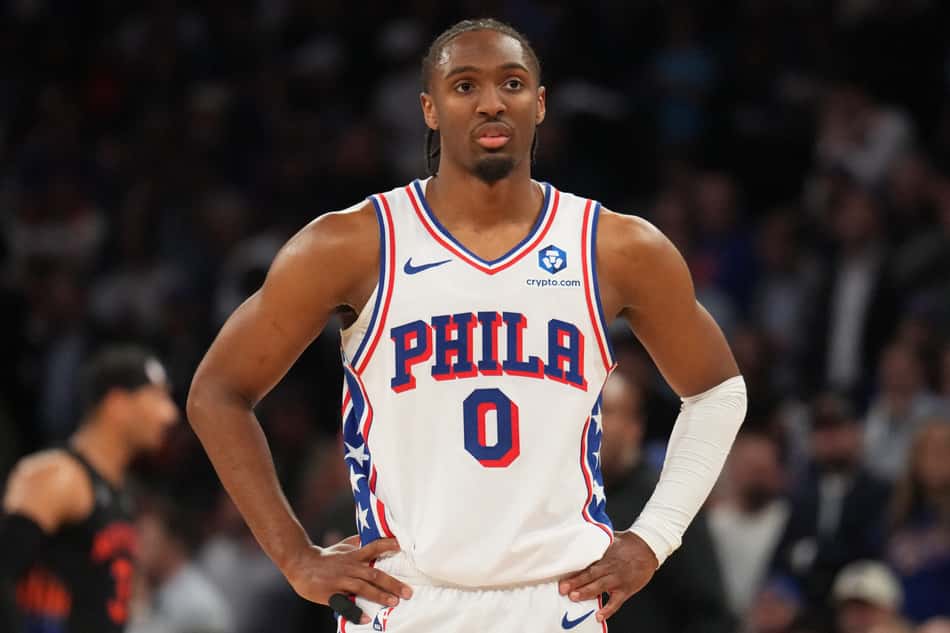 Tyrese Maxey, do Philadelphia 76ers, observa a partida contra o New York Knicks no jogo dois da segunda rodada dos playoffs da NBA (Foto: Jesse d. garrabrant/Nbae via getty images/Afp)