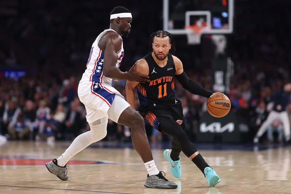 Jalen Brunson, do New York Knicks, conduz a bola contra Adem Bona, do Philadelphia 76ers, no jogo dois da segunda rodada dos playoffs da Conferência Leste (Foto: Dustin satloff/Getty images/Afp)