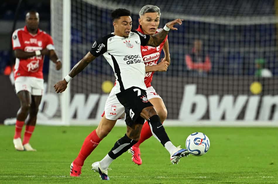 Jesse Lingard em ação pelo Corinthians em partida contra o Santa Fe, pela Libertadores (Foto: Luis ACOSTA / AFP)