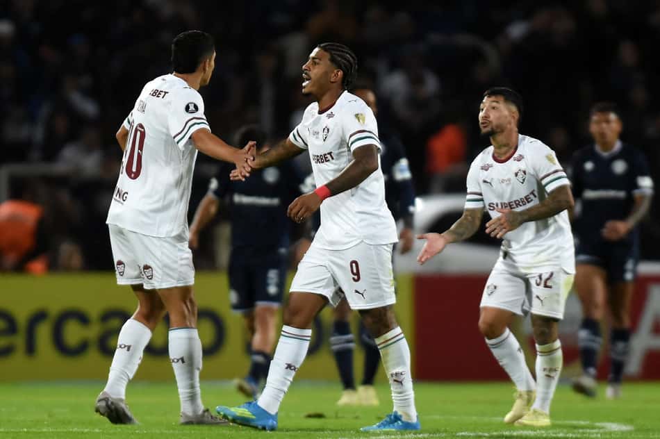 John Kennedy comemora gol pelo Fluminense na Libertadores (Foto: Andres LARROVERE / AFP)