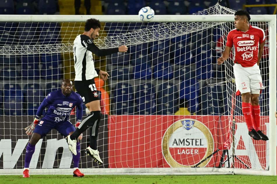 Gustavo Henrique subiu mais alto que toda defesa do Santa Fe (Foto: Luis Acosta/AFP)