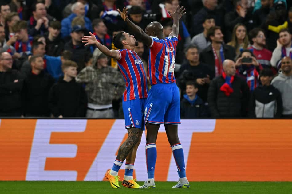 Daniel Muñoz comemora o primeiro gol da equipe durante a partida de volta da semifinal da Conference League entre Crystal Palace e Shakhtar Donetsk (Foto: Glyn Kirk / AFP)