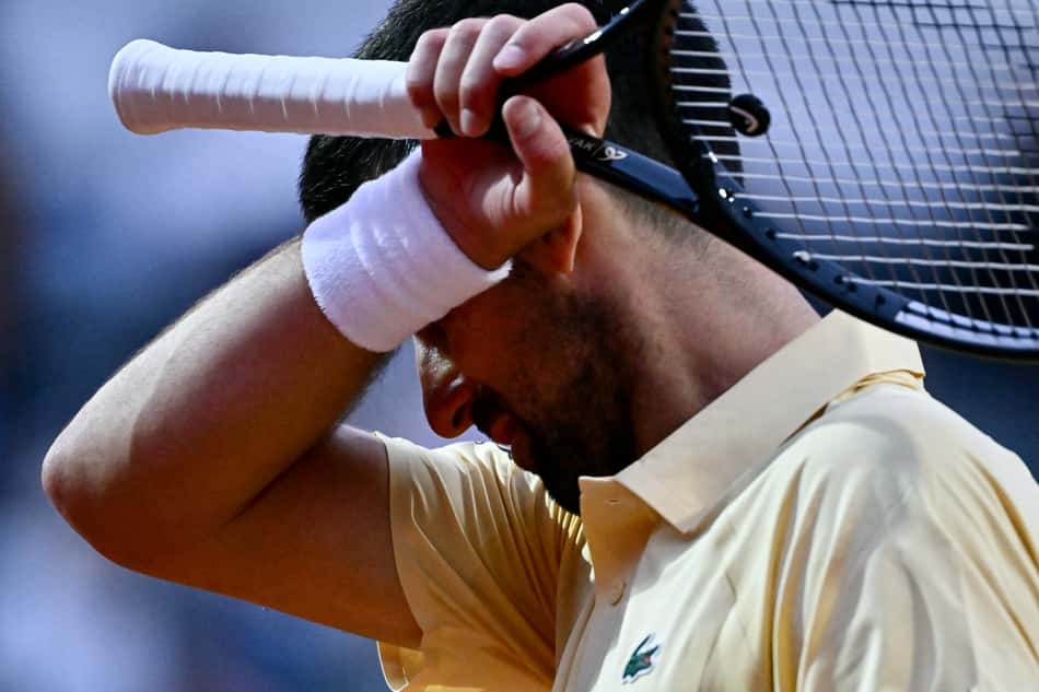 Novak Djokovic, da Sérvia, reage durante sua partida de simples masculina contra Dino Prizmic, da Croácia, no torneio de tênis de Roma (Foto: Filippo monteforte/Afp)