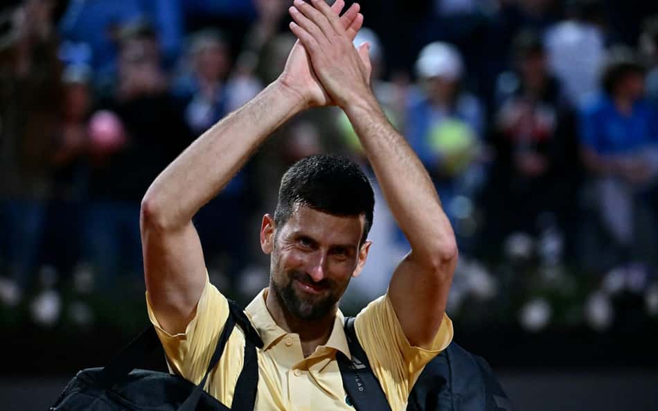Novak Djokovic, da Sérvia, aplaude ao deixar a quadra após sua partida de simples masculina contra Dino Prizmic, da Croácia, no torneio de tênis de Roma (Foto: Filippo monteforte/Afp)