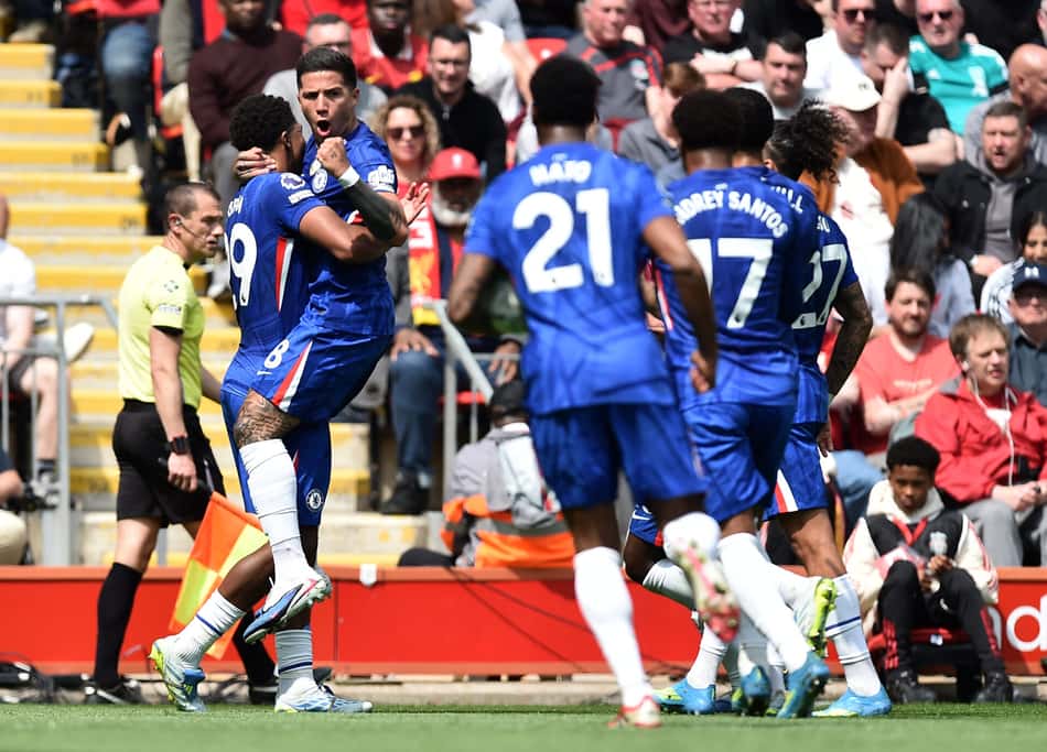 Enzo Fernandez comemora após marcar o gol de empate durante a partida da Premier League entre Liverpool e Chelsea (Foto: Peter Powell / AFP)