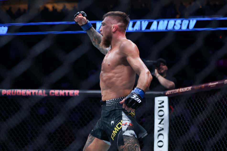 Yaroslav Amosov, da Ucrânia, comemora após vencer Joel Álvarez, da Espanha, por finalização em luta pelo peso-meio-médio no UFC 328, em Newark (Foto: Ishika samant/Getty images/Afp)