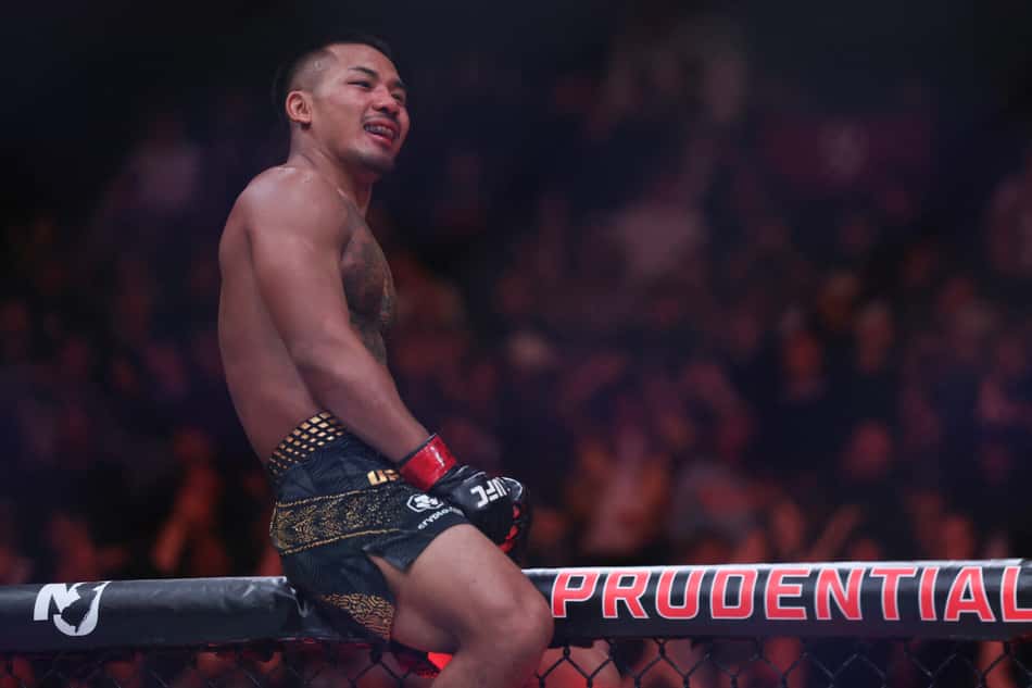 Joshua Van, de Mianmar, comemora vitória por nocaute em luta pelo título peso-mosca contra Tatsuro Taira, do Japão, no UFC 328 (Foto: Ishika samant/Getty images/Afp)