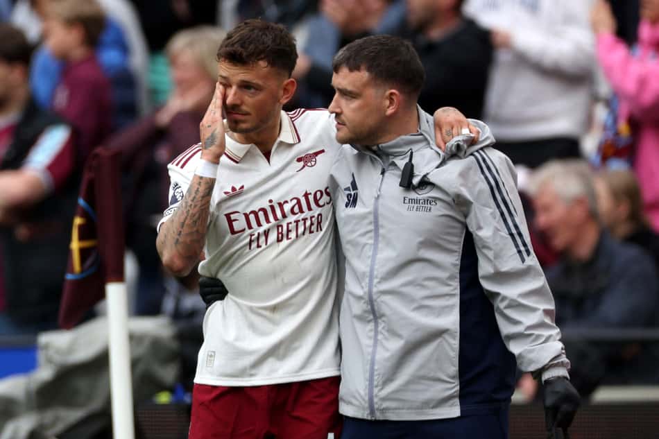 Ben White chora ao deixar o campo lesionado durante a partida da Premier League entre West Ham United e Arsenal (Foto: Adrian Dennis / AFP)