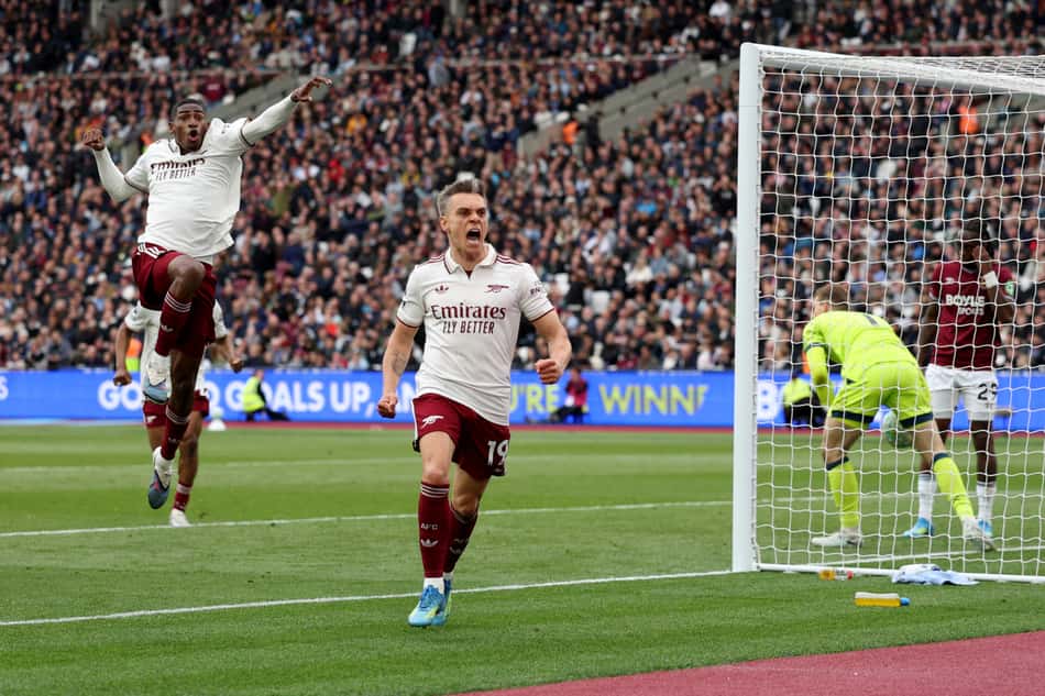 Leandro Trossard comemora o gol da vitória do Arsenal durante a partida da Premier League contra o West Ham United (Foto: Adrian Dennis / AFP)