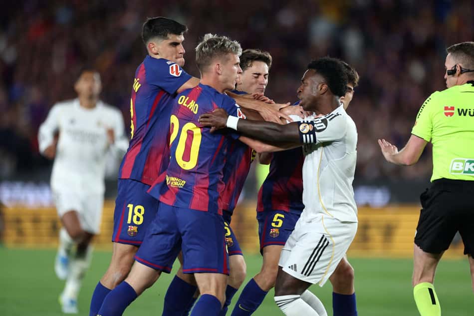 Jogadores de Barcelona e Real Madrid trocaram empurrões (Foto: Josep LAGO / AFP)