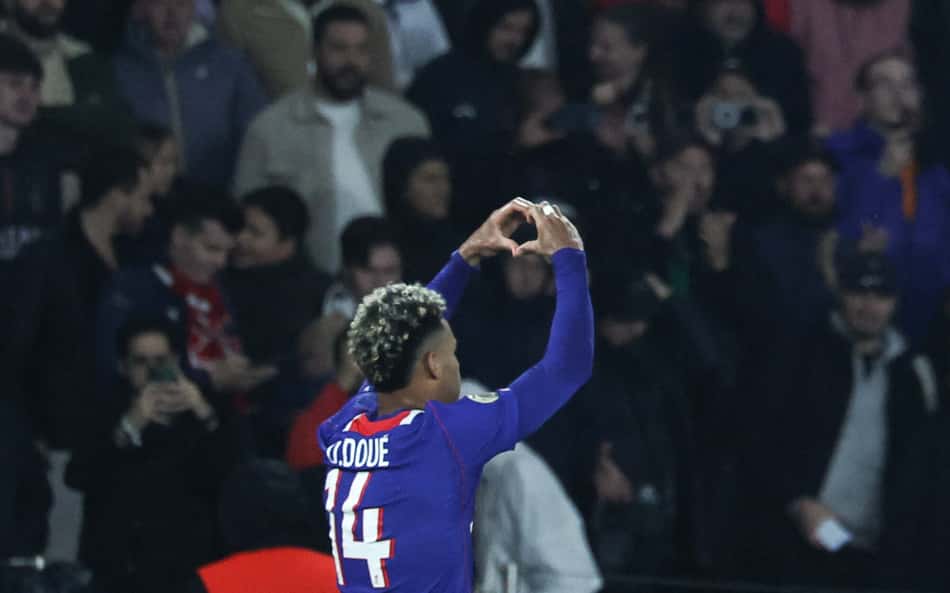 Doué comemora gol da vitória do PSG contra o Brest (Foto: XAVIER GALIANA / AFP)