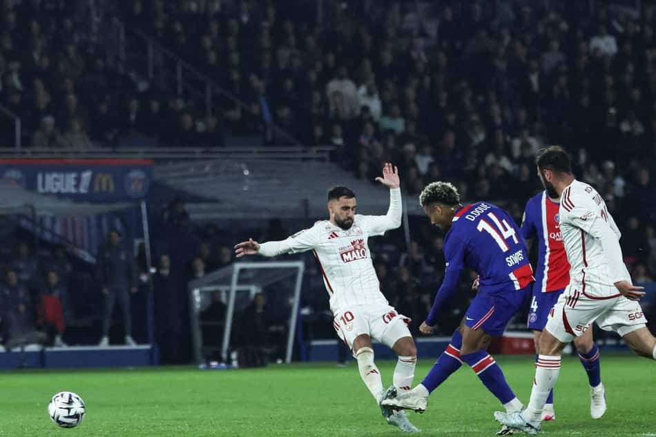 Doué finaliza para o gol da vitória do PSG contra o Brest (Foto: XAVIER GALIANA / AFP)