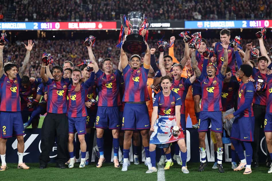 A equipe do Barcelona comemora a conquista do Campeonato Espanhol de 2025-2026 após a partida entre FC Barcelona e Real Madrid CF no Estádio Camp Nou, em Barcelona, em 10 de maio de 2026. (Foto de Josep LAGO / AFP)