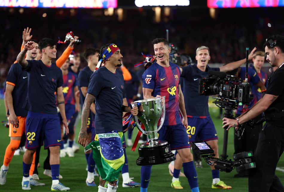 Raphinha foi campeão espanhol com o Barcelona (Foto: Josep LAGO / AFP)