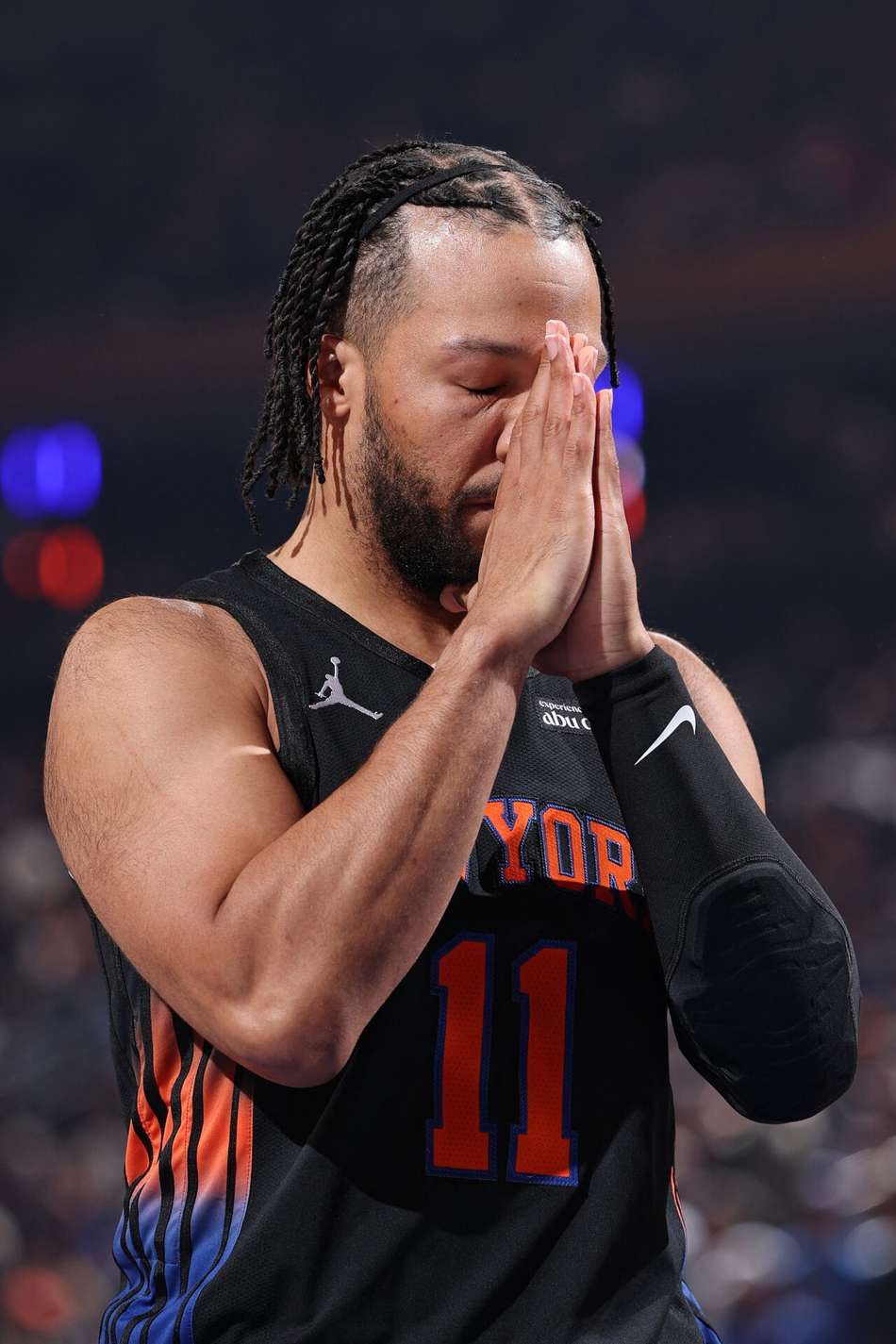 Jalen Brunson, do New York Knicks, observa a partida contra o Atlanta Hawks no jogo cinco da primeira rodada dos playoffs da NBA (Foto: David l. nemec/Nbae via getty images/Afp)